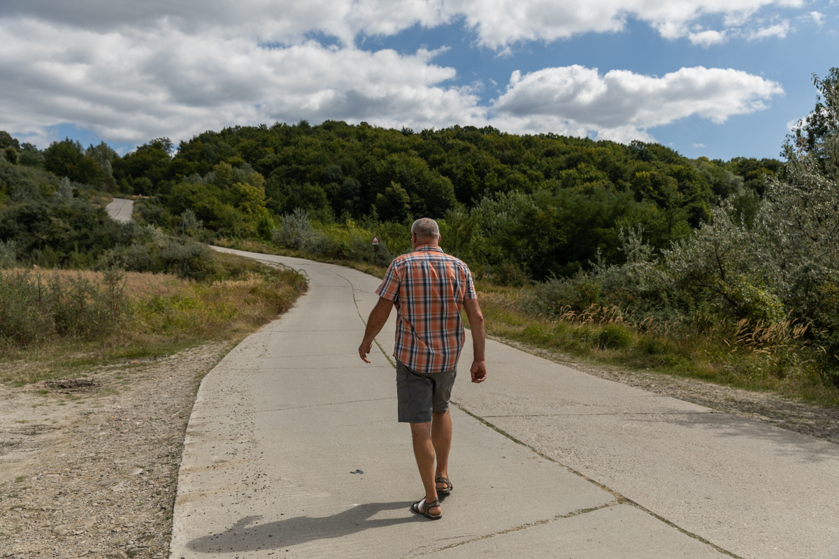 „Au venit să exploateze haiducește, au luat din capul dacului”. Cum au blocat locuitorii din Slănic săpăturile de la Muntele Verde