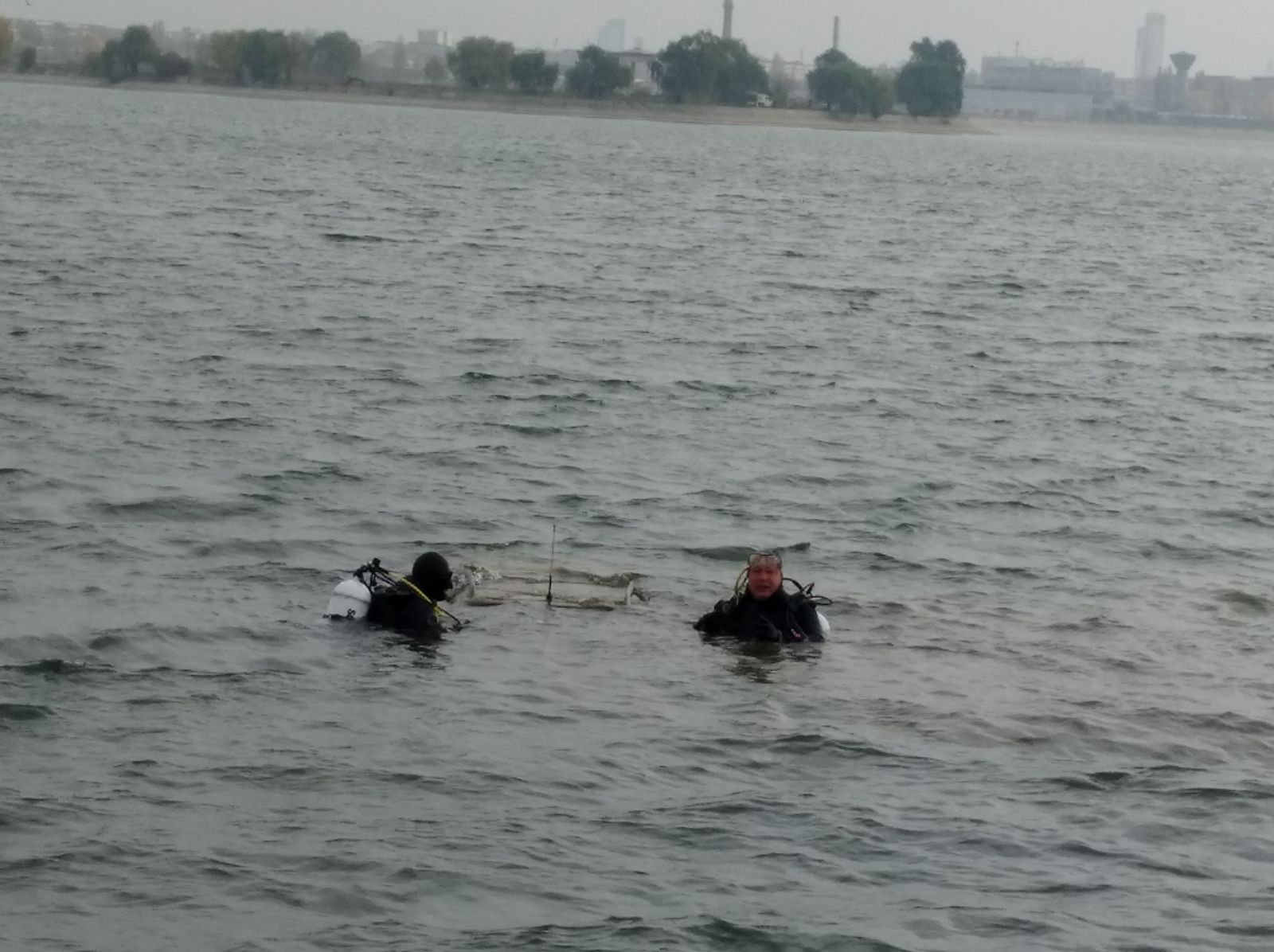 UPDATE: Mașina găsită în Lacul Morii va fi ridicată de Poliție. Nimeni nu știe cum a ajuns în apă | FOTO