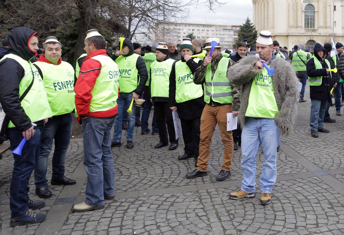 GALERIE FOTO/ Sindicaliștii din poliție și penitenciare protestează în stradă chiar în toiul reuniunii miniștrilor europeni de la București. Care sunt revendicările