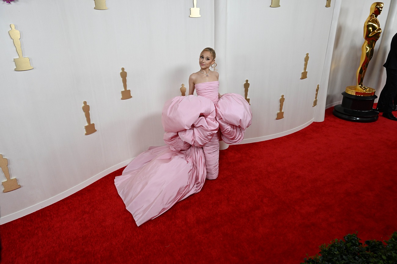 Ariana Grande, printre vedetele prost îmbrăcate de la Oscar 2024. Criticii de modă i-au comparat ținuta excentrică cu o „cuvertură”