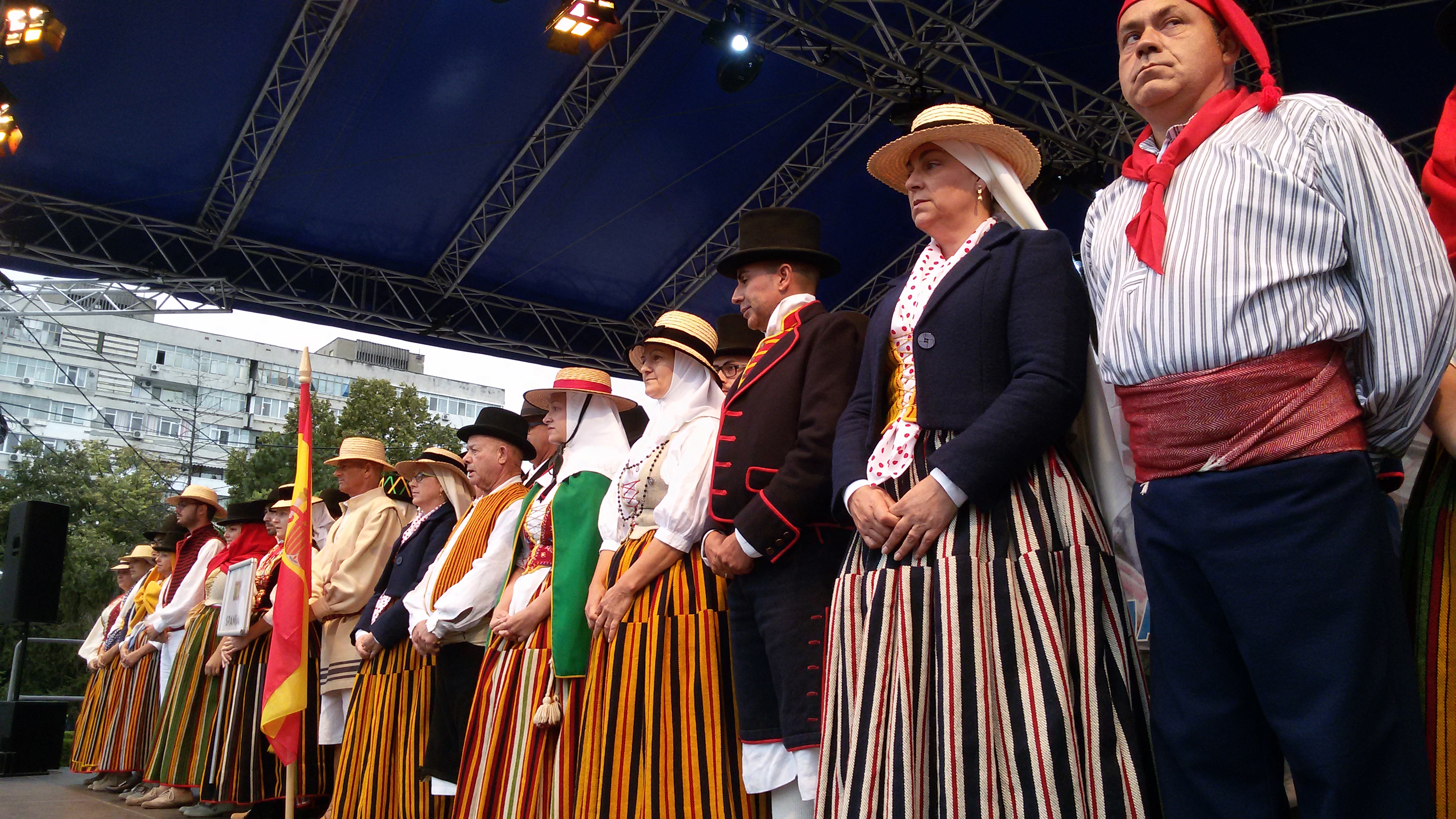 FOTO | Festivalul internațional de muzică populară, întrerupt o zi din cauza doliului național