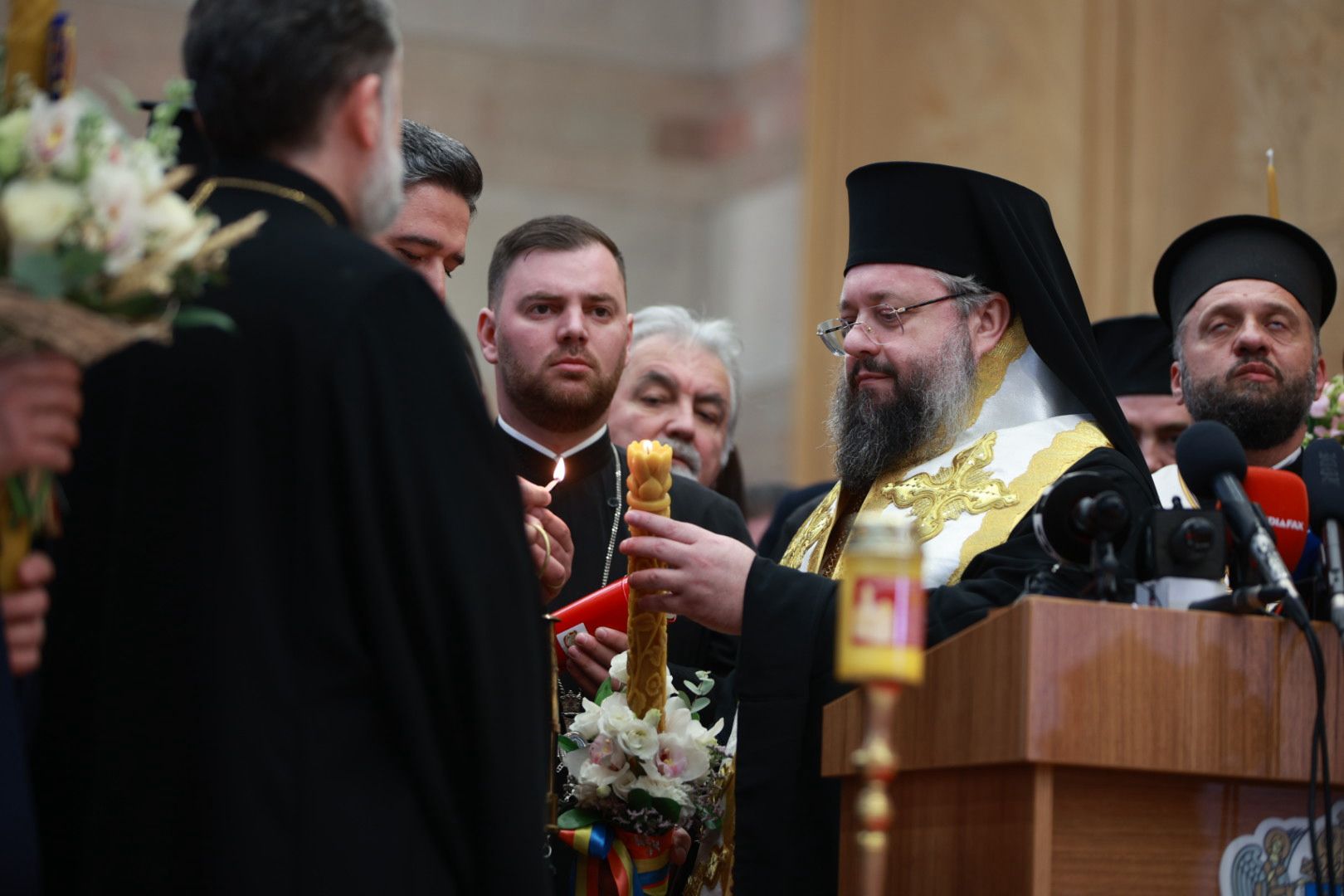 Sfânta Lumină de la Ierusalim a ajuns în România: „Este semnul că iubirea lui Dumnezeu nu moare niciodată”