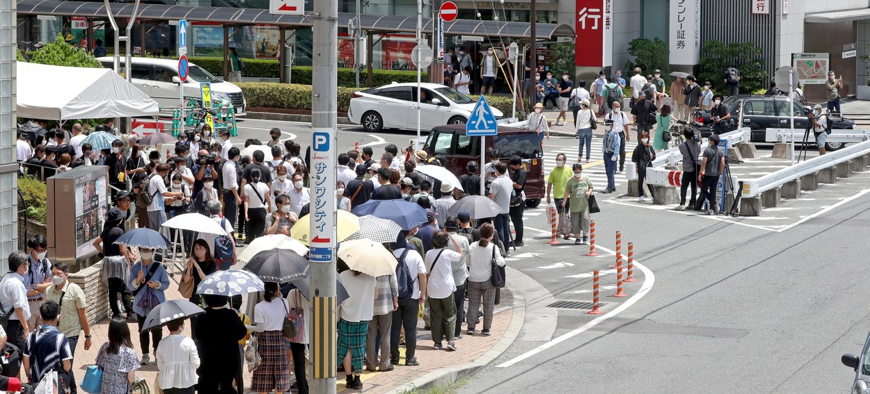 Japonezii au format cozi uriașe pentru a-i aduce un ultim omagiu lui Shinzo Abe. Munte de flori în locul în care a fost asasinat