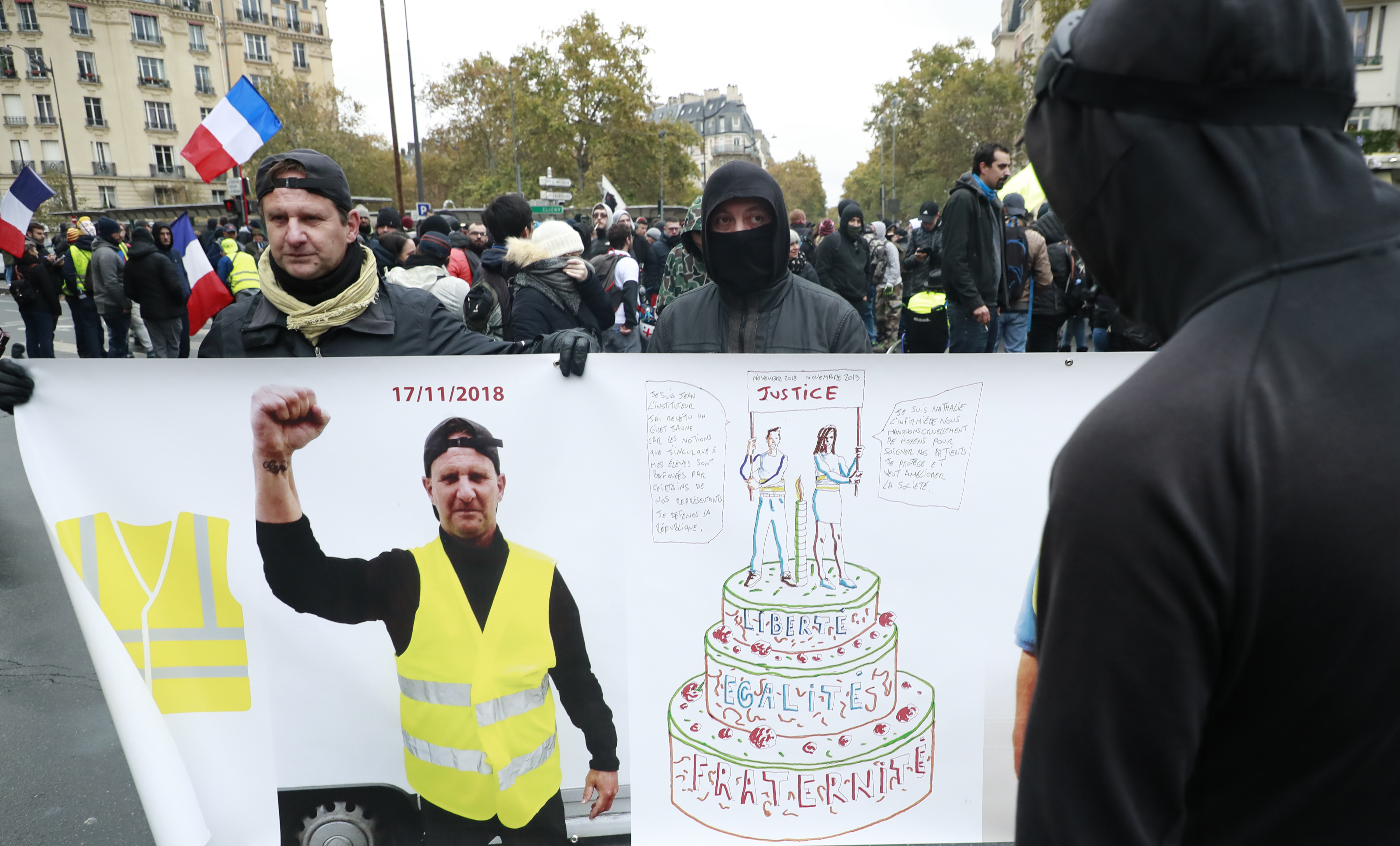 UPDATE | Noi violențe la Paris, la aniversarea unui an de la protestele „Vestelor Galbene”. Polițiștii au folosit gaze lacrimogene și au reținut peste 100 de persoane