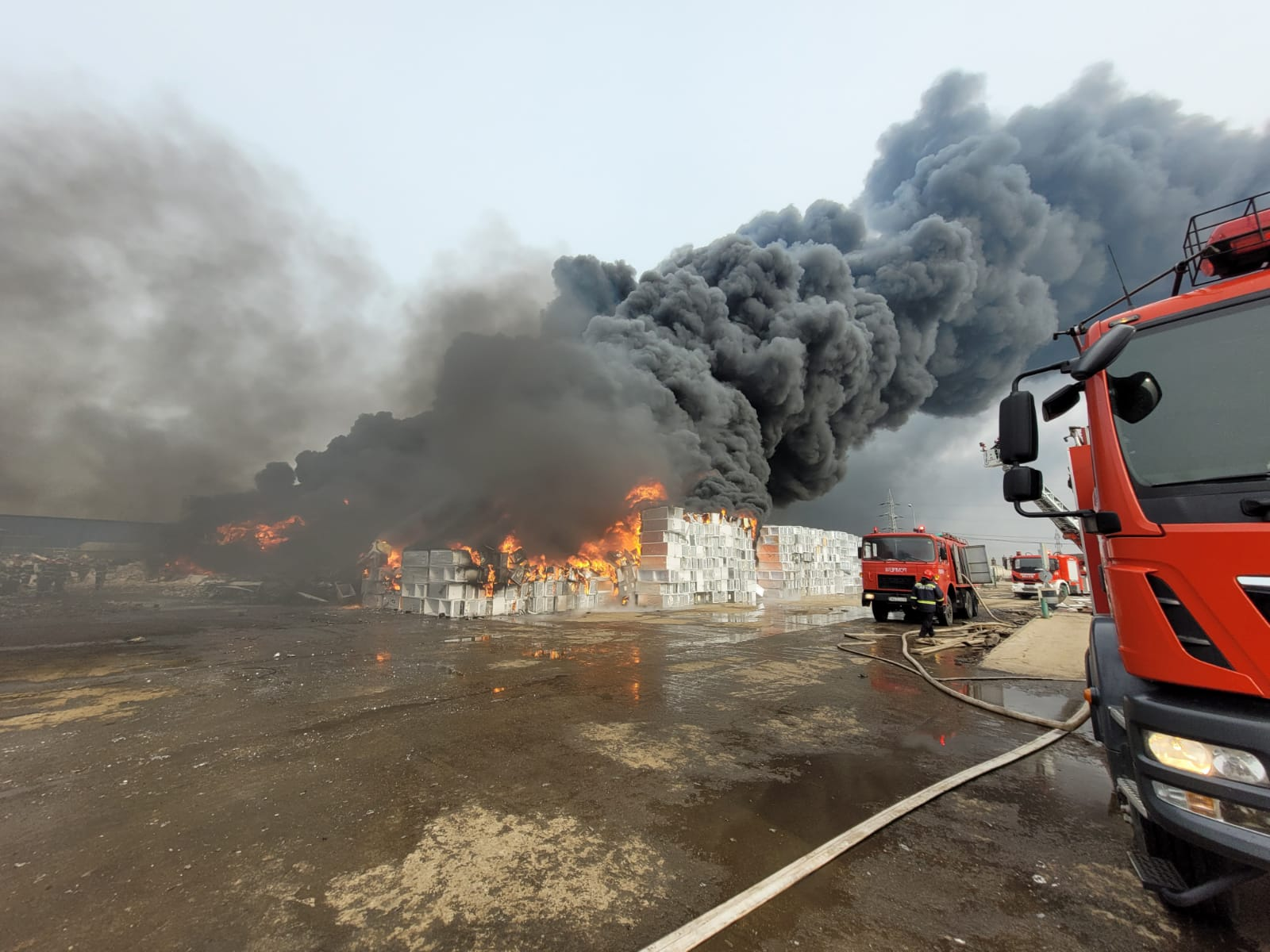 VIDEO | Reacția Gărzii de Mediu Buzău, după  incendiul de marţi: „Din păcate, atmosfera este poluată. Am dispus APM să facă determinări asupra calităţii aerului”