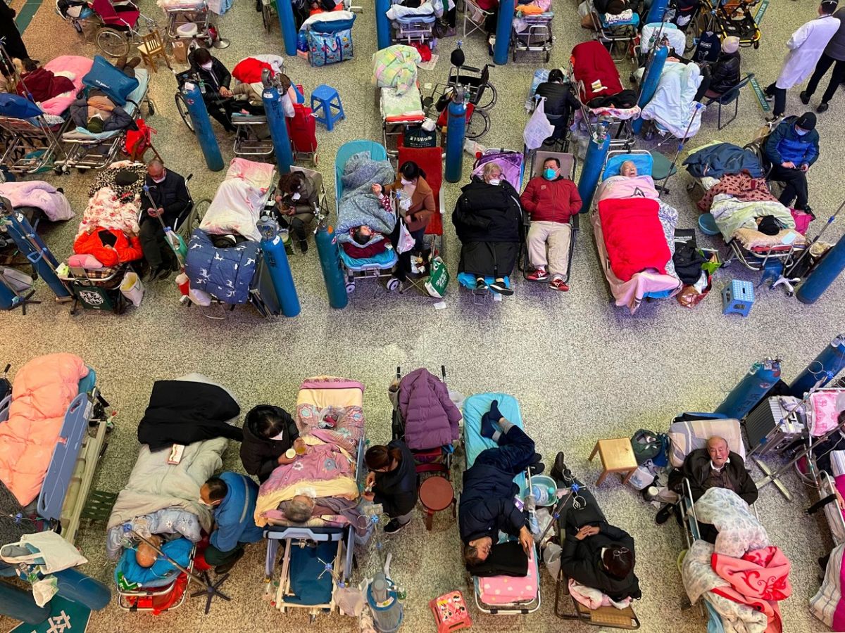 Haos în spitalele din Shanghai din cauza COVID. Un medic estimează că 70% din populația metropolei chineze este infectată