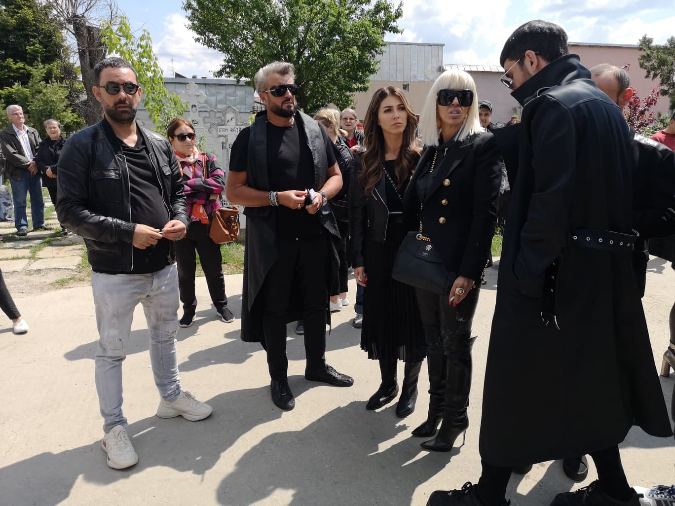 Ce au cerut vedetele la sfârșitul slujbei de înmormântare a lui Răzvan Ciobanu | FOTO