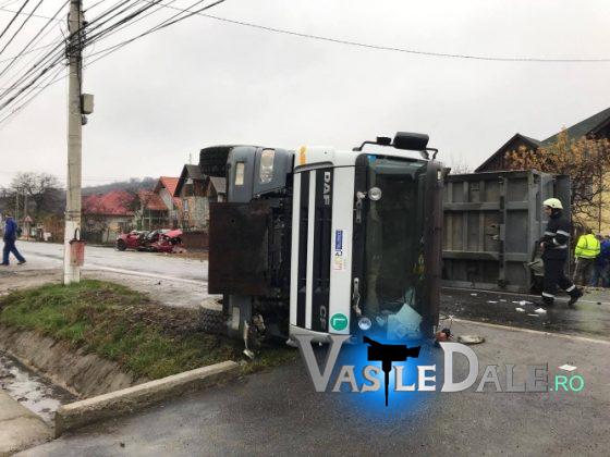 Un autotren cu nisip s-a răsturnat peste un autoturism, în Maramureș. Cinci victime, din care trei încarcerate | FOTO