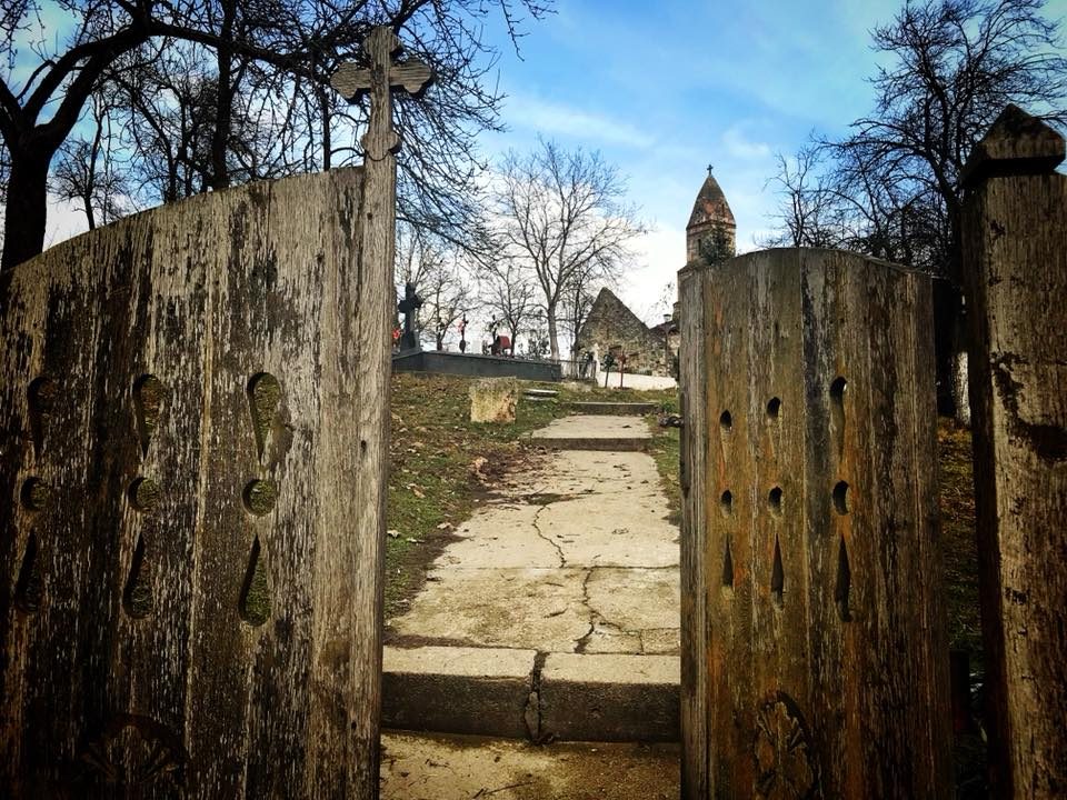 Cea mai veche biserică din România în care încă se mai slujește. E ridicată pe ruinele unui templu păgân