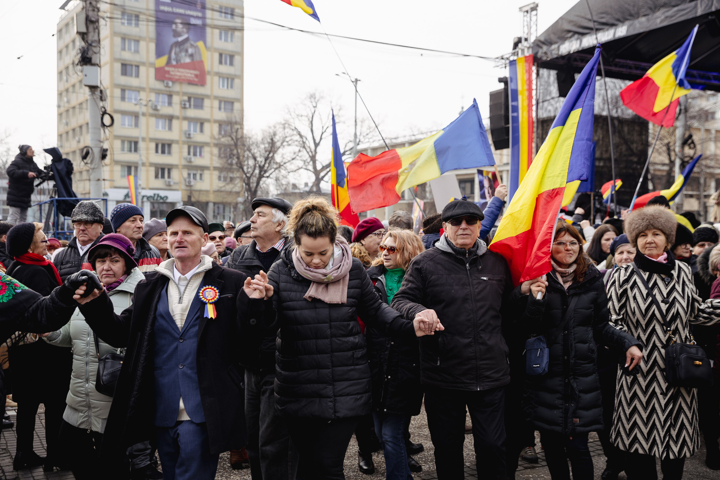 Ziua Unirii în imagini la Iași: câteva mii de oameni s-au bucurat de „sârba moldovenilor” și au fluierat puținii politicieni prezenți | Fotoreportaj