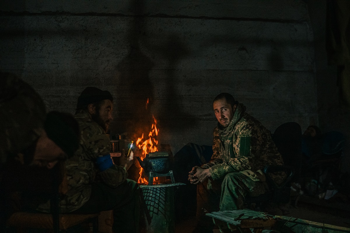 „Locul morții și al vieții mele”. Imagini portret făcute în uzina Azovstal de un soldat ucrainean înainte de a se preda rușilor