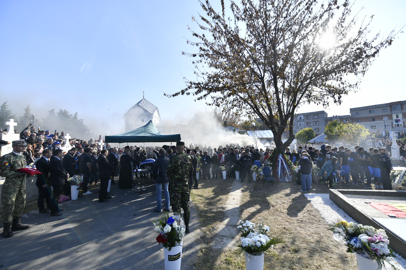 GALERIE FOTO / Mama lui Ilie Balaci a leșinat la înmormântarea fiului său