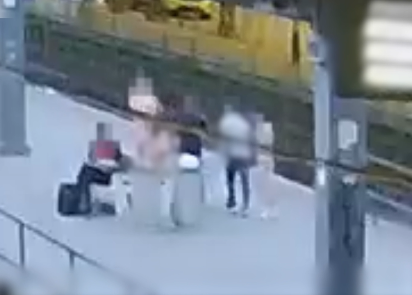 Az eszméletét is elvesztette – hárman vertek össze egy férfit a HÉV-megállóban – videó