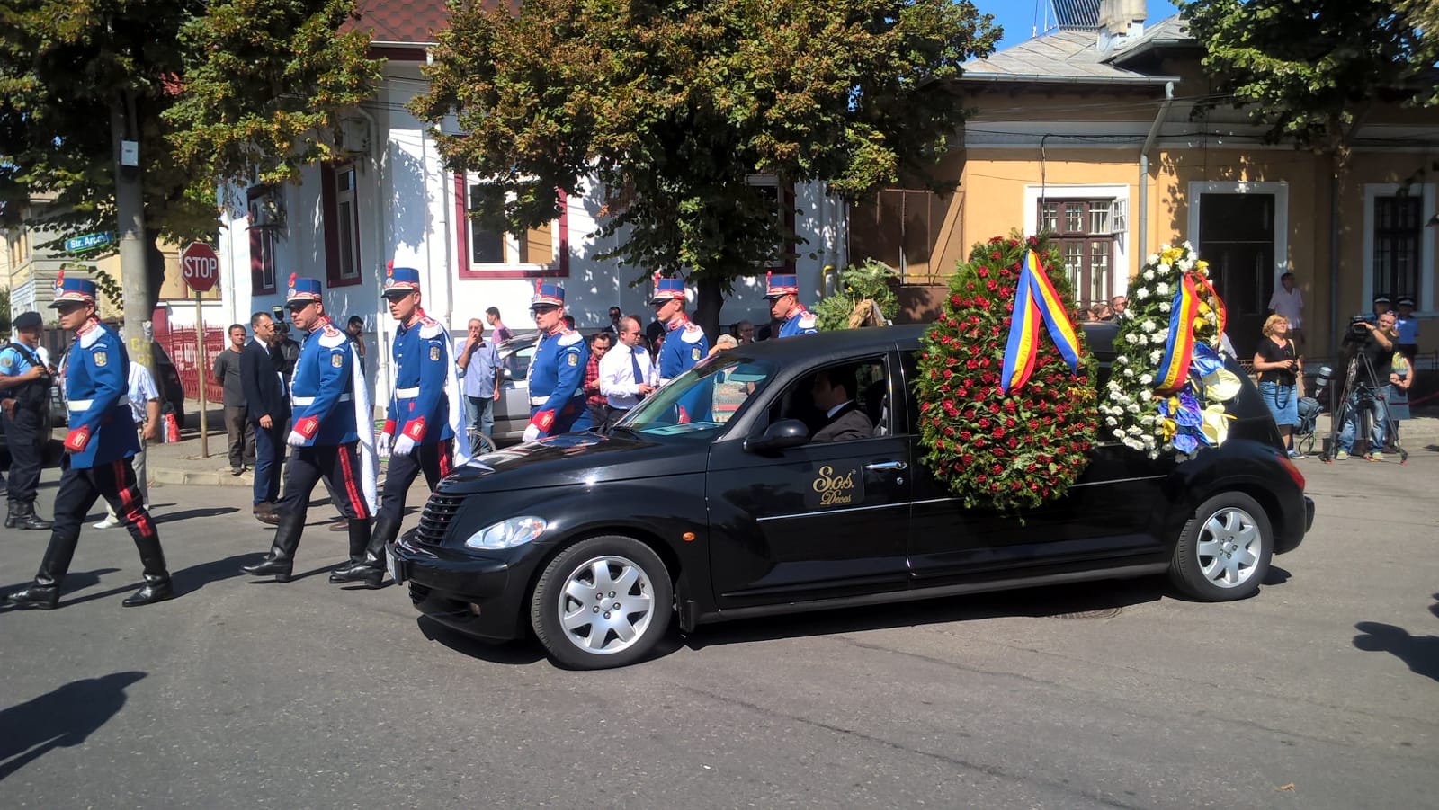 FOTO/ Mircea Ionescu Quintus a fost înmormântat cu onoruri militare și condus pe ultimul drum de sute de oameni