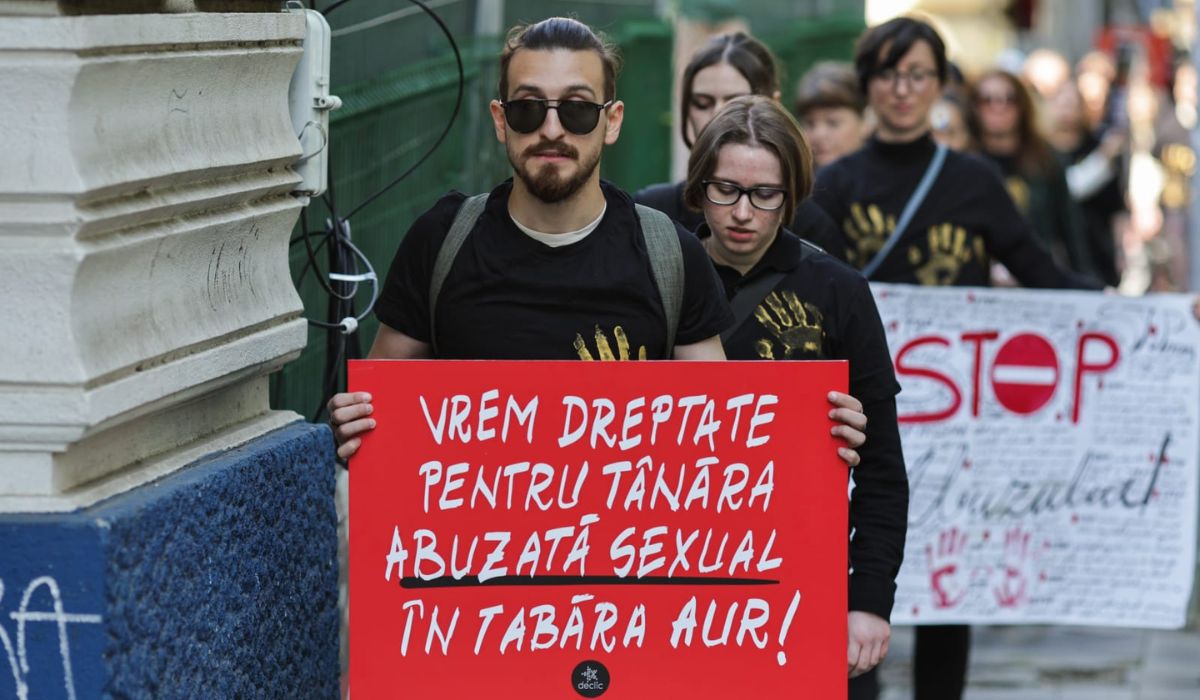 Protest în fața Parchetului București: zeci de oameni cer dreptate în cazul minorei violate la școala de vară AUR, acum mai bine de doi ani | VIDEO
