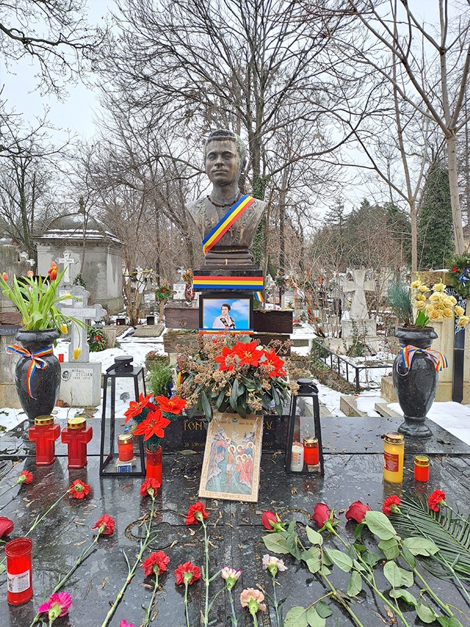 Ce a găsit Ionuț Dolănescu la mormântul tatălui său. Ion Dolănescu ar fi împlinit 82 de ani pe 25 ianuarie