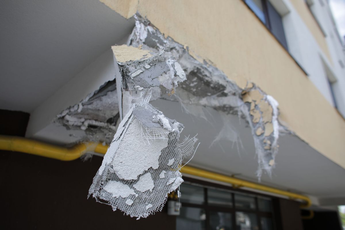 FOTO/ Un autobuz STB a rămas fără frâne și s-a oprit într-un bloc. Patru persoane au fost rănite