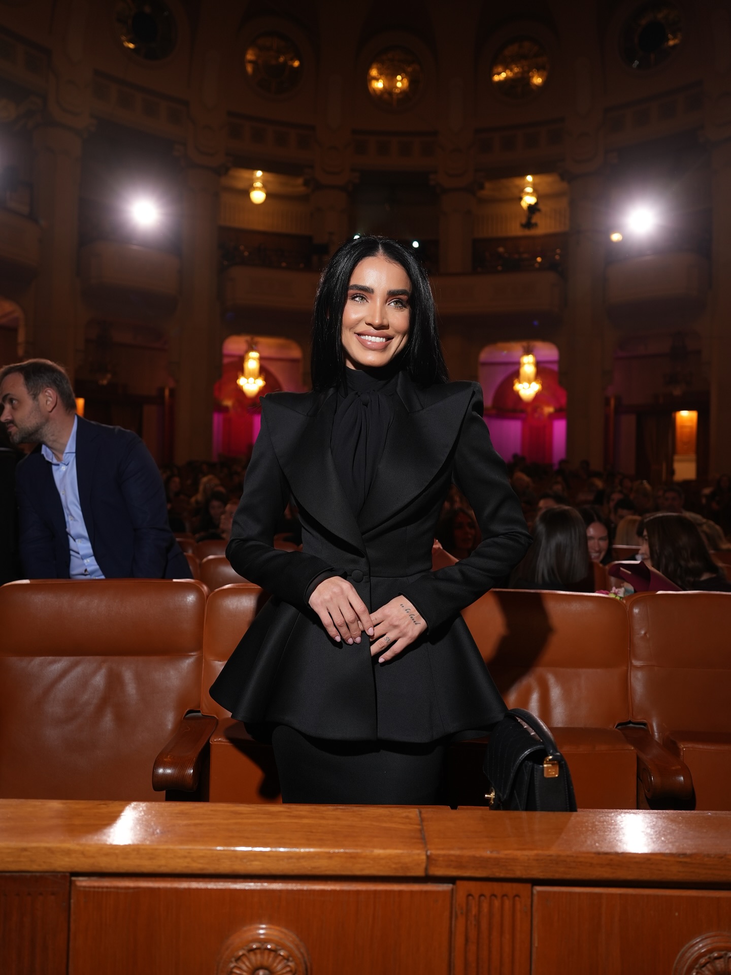 Cum au apărut Mădălina Ghenea și Adelina Pestrițu la Palatul Parlamentului, unde Anastasia Soare și-a lansat cartea: „O femeie care inspiră”