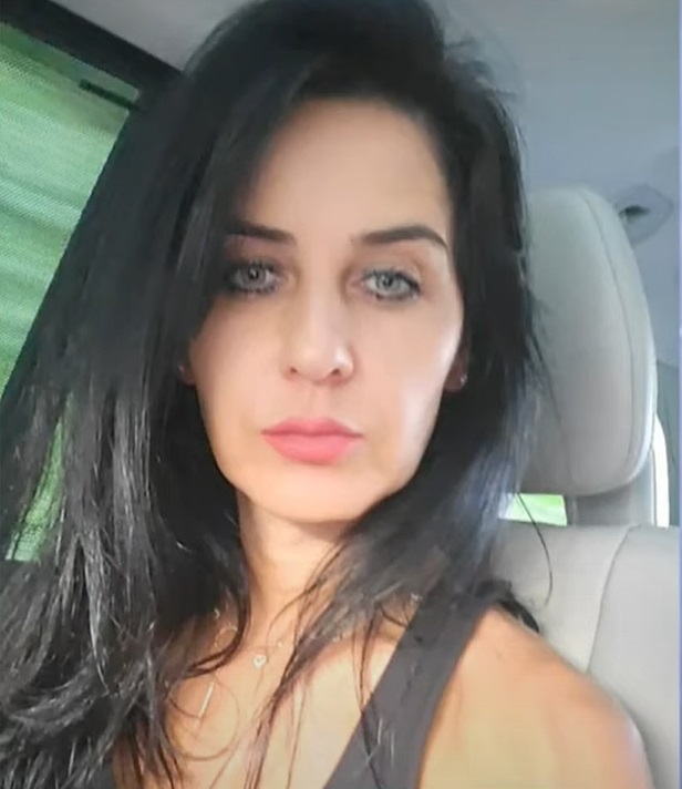 Cătălin Crișan și-a prezentat iubita, pe care a ținut-o ascunsă un an: „Ne-am văzut și plăcut”. Artistul i-a dăruit inelul Cameliei