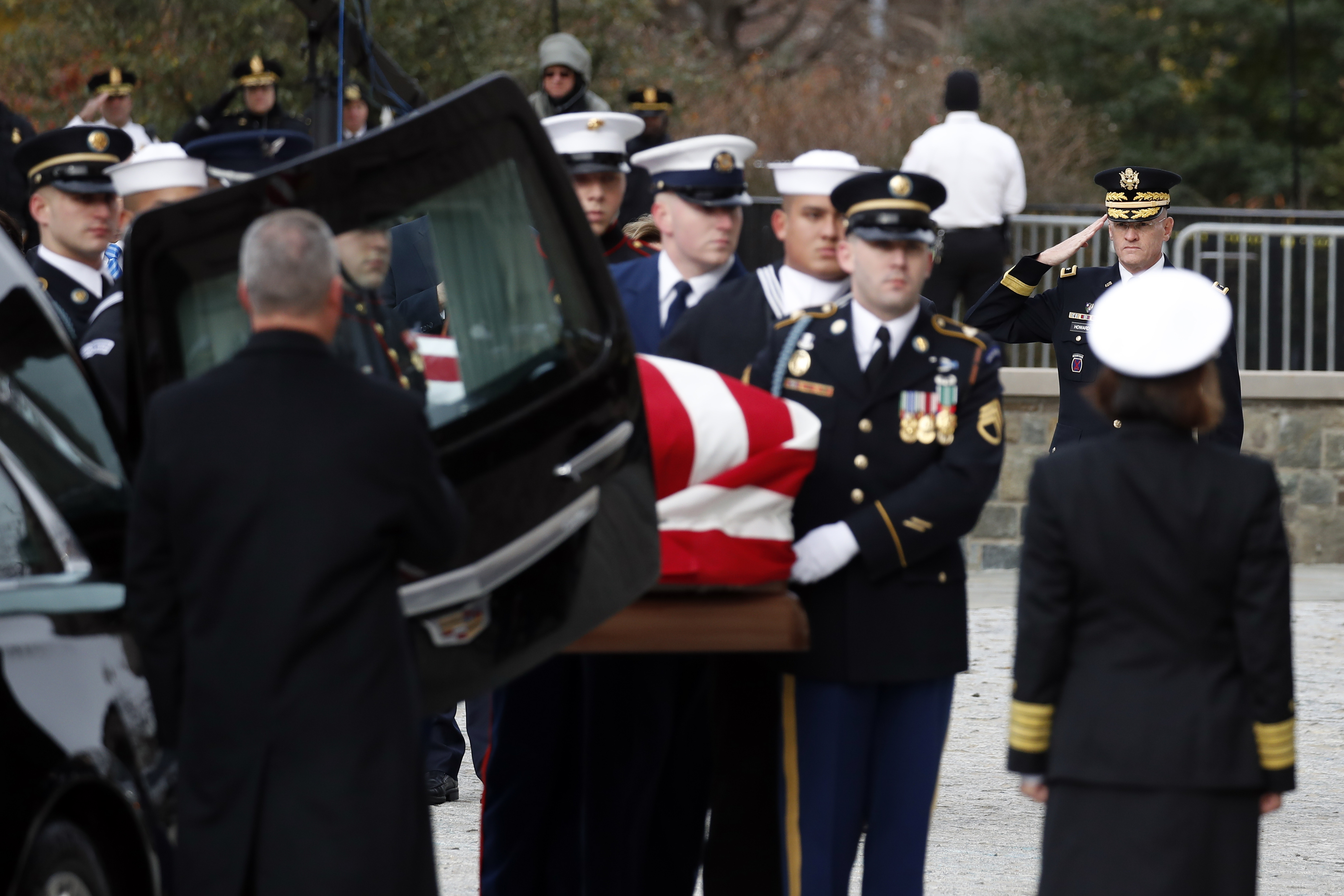 FOTO&VIDEO/ Funeralii de stat pentru George H.W. Bush. Donald Trump și Hillary Clinton s-au ignorat, deși au stat pe același rând