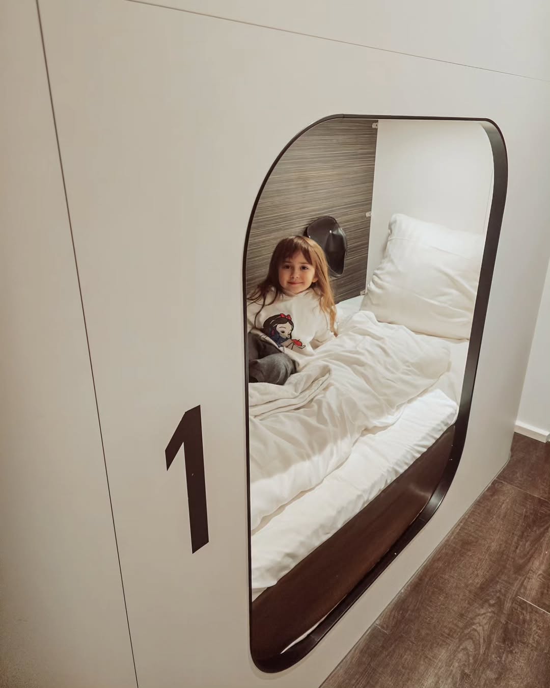 Dana Rogoz, vacanță de neuitat. Cum arată hotelul din Copenhaga în care s-a cazat cu familia: „Seamănă cu o cușetă de tren”