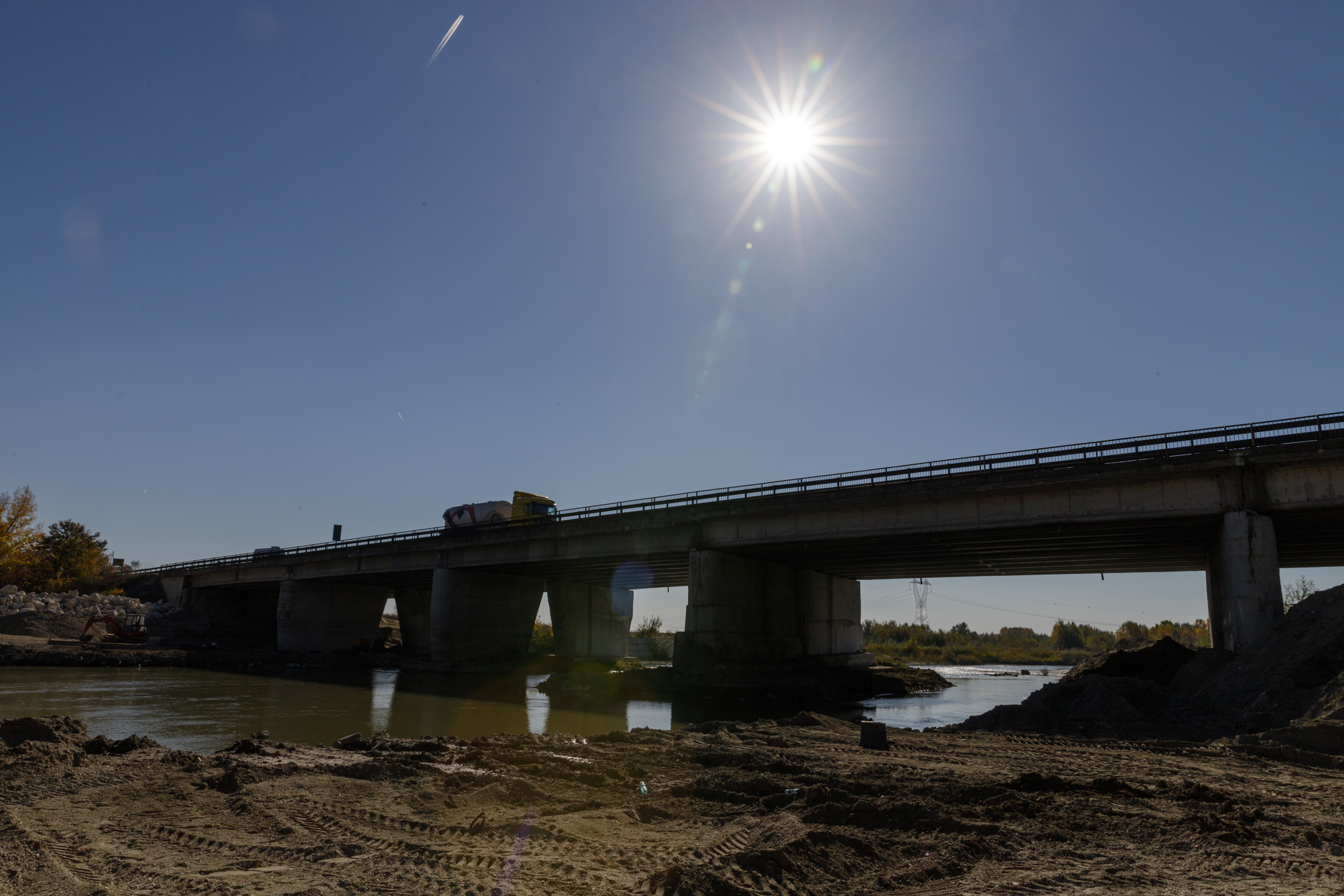 Podul de pe autostrada A1 peste care trec zilnic 40.000 de mașini arată rău: pământ surpat, structură metalică ruginită. „Necesită reabilitare, înlocuirea unor elemente”