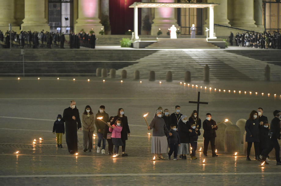 VIDEO | Papa Francisc a condus procesiunea “Calea Crucii” din Vinerea Sfântă. Pentru al doilea an la rând evenimentul din Piața Sfântu Petru are loc fără credincioși