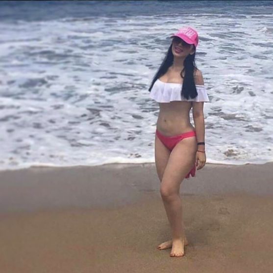 FOTO | Soția lui «El Chapo» se pozează în bikini, la plajă, în timp ce soțul ei își așteaptă condamnarea