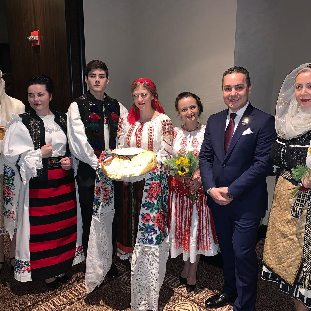 GALERIE FOTO/ Sarmale și mici în bucătăria președintelui american! Managerul hotelului lui Donald Trump, Gabriel Constantin, a gătit românește de Ziua Națională