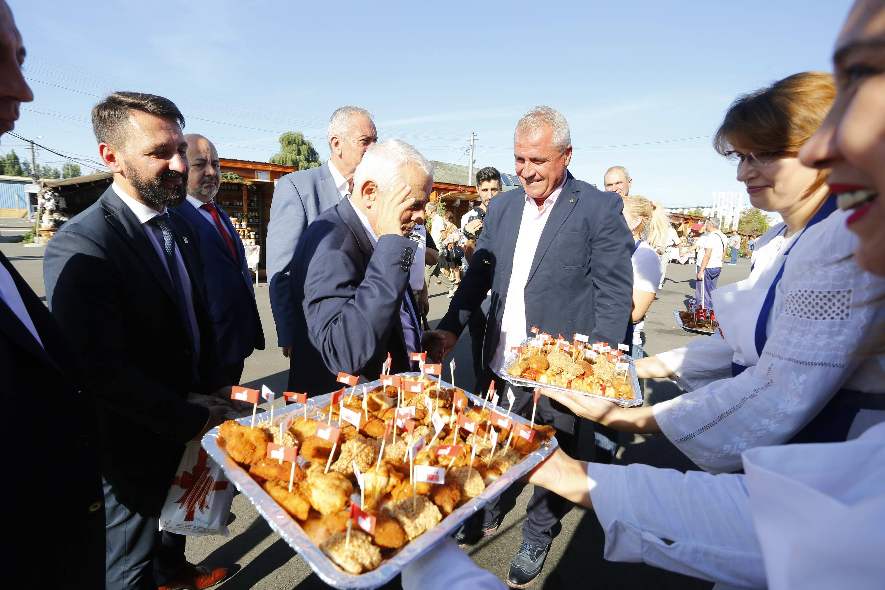 FOTOREPORTAJ/ Daea și-a cumpărat la un târg de la Buzău o căsuță artizanală, săpun de lavandă, turtă dulce, dar și ceapă și usturoi. A refuzat, în schimb, o sticlă de coniac de nuci
