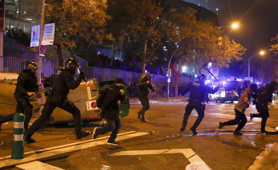VIDEO | Violențe în Barcelona, după El Clasico. Zeci de persoane au fost rănite