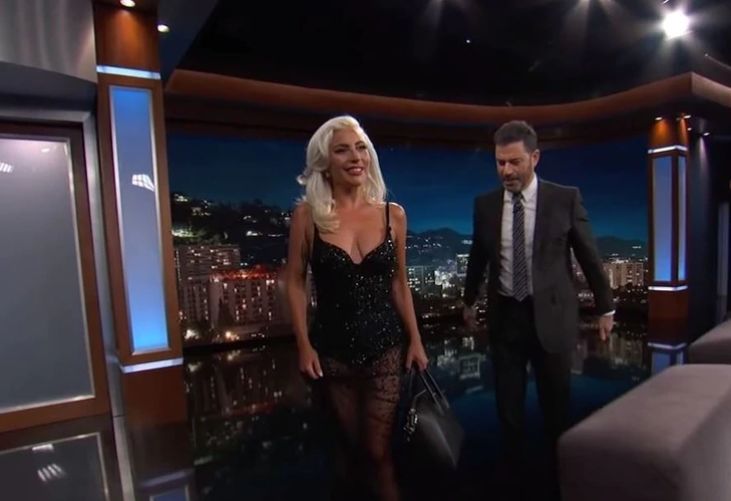 Nu și-a putut lua ochii de la posteriorul lui Lady Gaga! Prezentator TV, fermecat de "dotările" artistei | FOTO