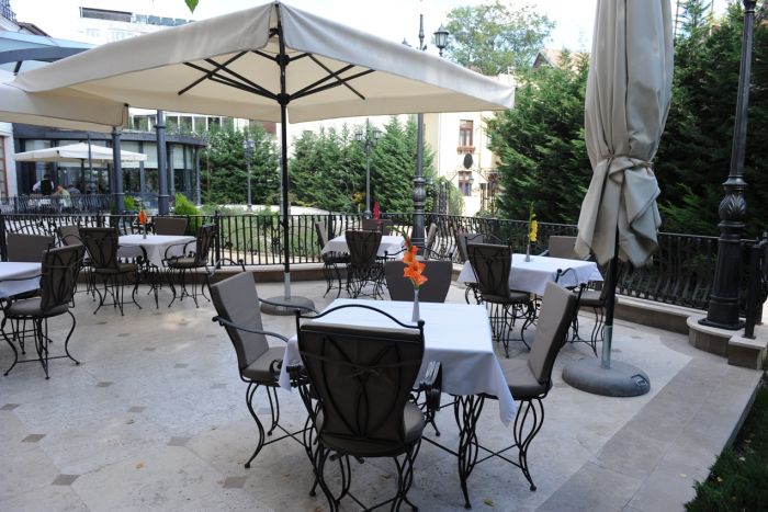 FRF l-a cazat pe Christoph Daum la un hotel ascuns într-o fundătură. Asta vede antrenorul german din cameră | FOTO