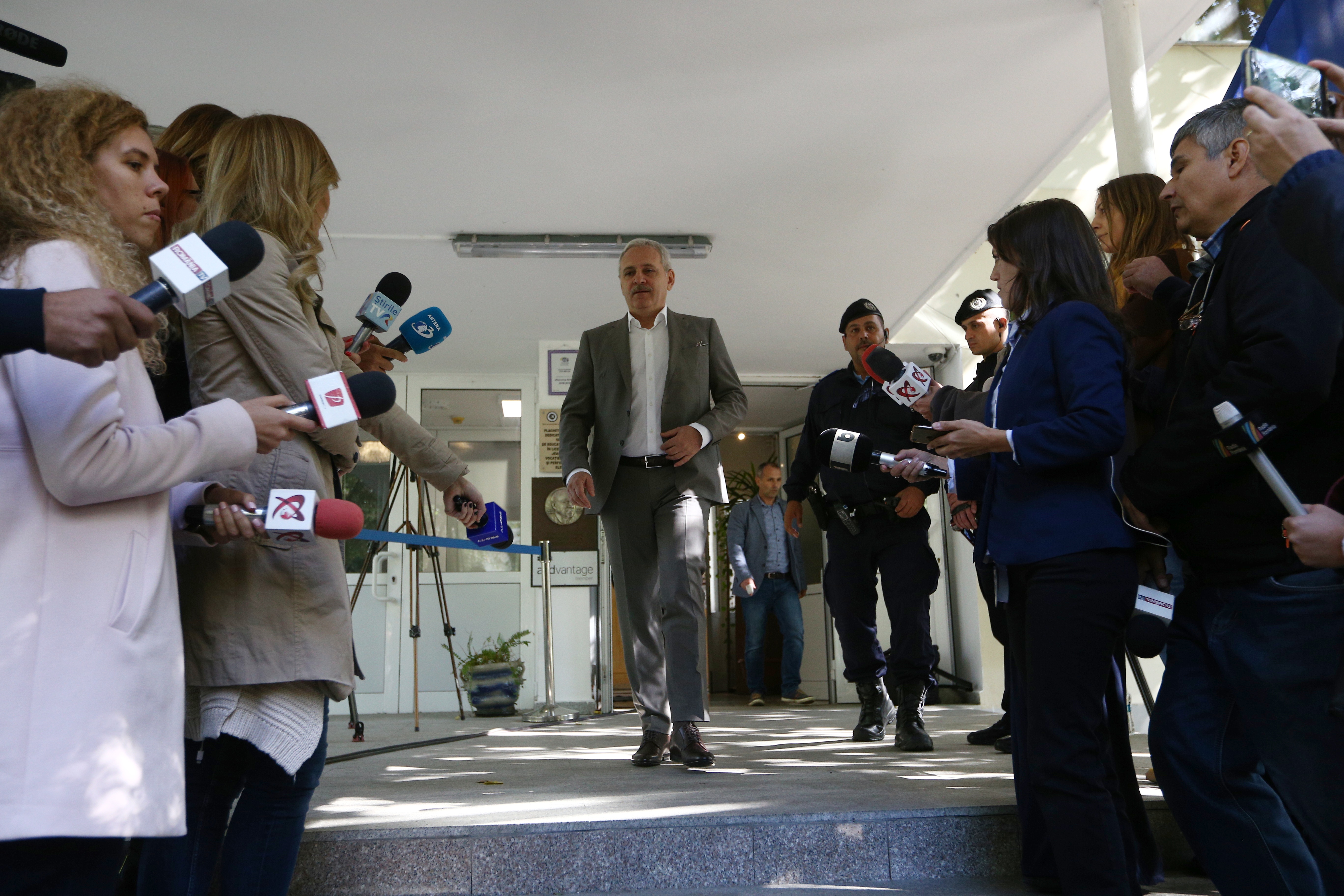 VIDEO & FOTO / Mesajul transmis de Liviu Dragnea, după ce votat la referendum: "Nu e un vot împotriva unei minorităţi sexuale!"
