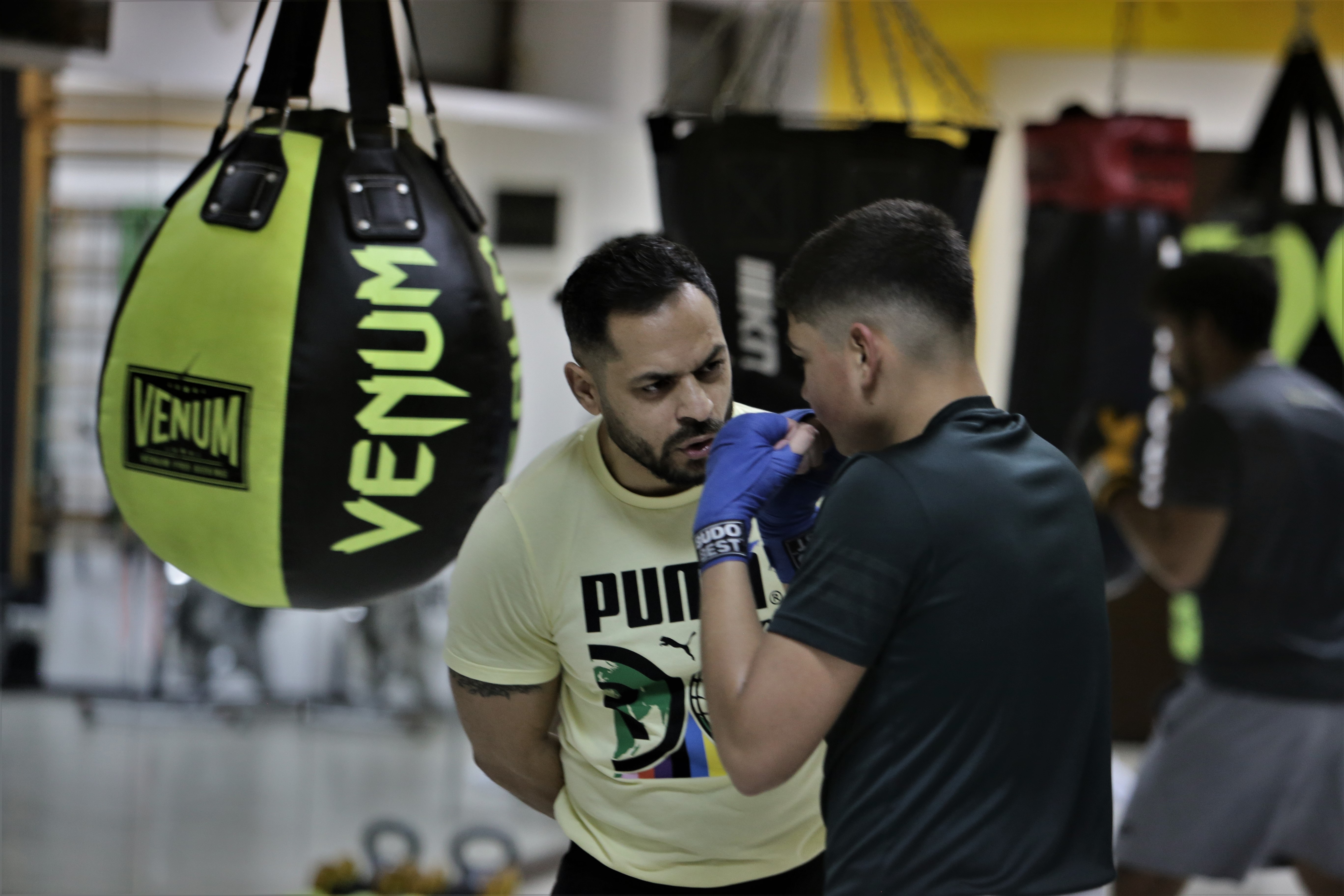 Fight Club de Pipera! Într-o sală din nordul Capitalei, un fost boxer învață mai mulți copii să devină campioni, iar pe corporatiști - să se apere: „Aici ei sunt familia mea”