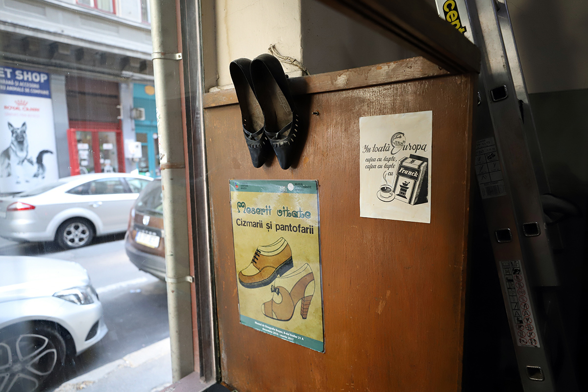 Ultimii pantofari din București își privesc mucalit sfârșitul iminent. „Urmează miresele încălțate cu adidași, ca să fie lucrurile clare” | Reportaj