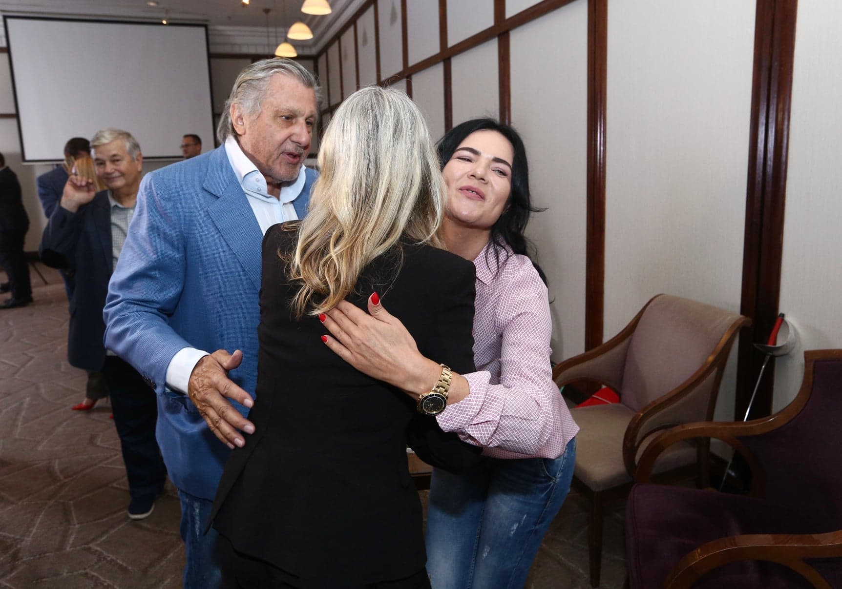 FOTO/ Ilie Năstase și-a scos în lume noua iubită. ”Nu-i mai faceți poze lu’ asta mică, că se sperie”