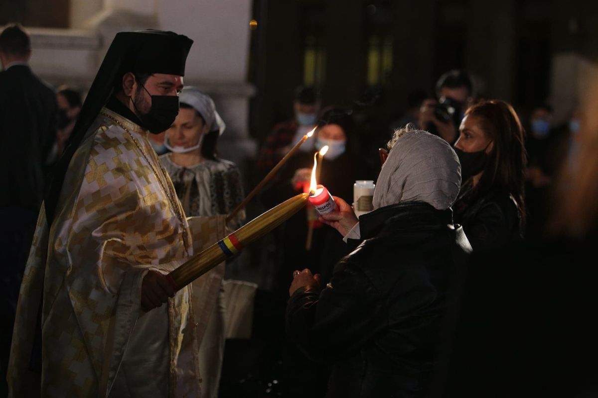Ce le-a transmis credincioșilor Patriarhul Daniel, după slujba de Înviere