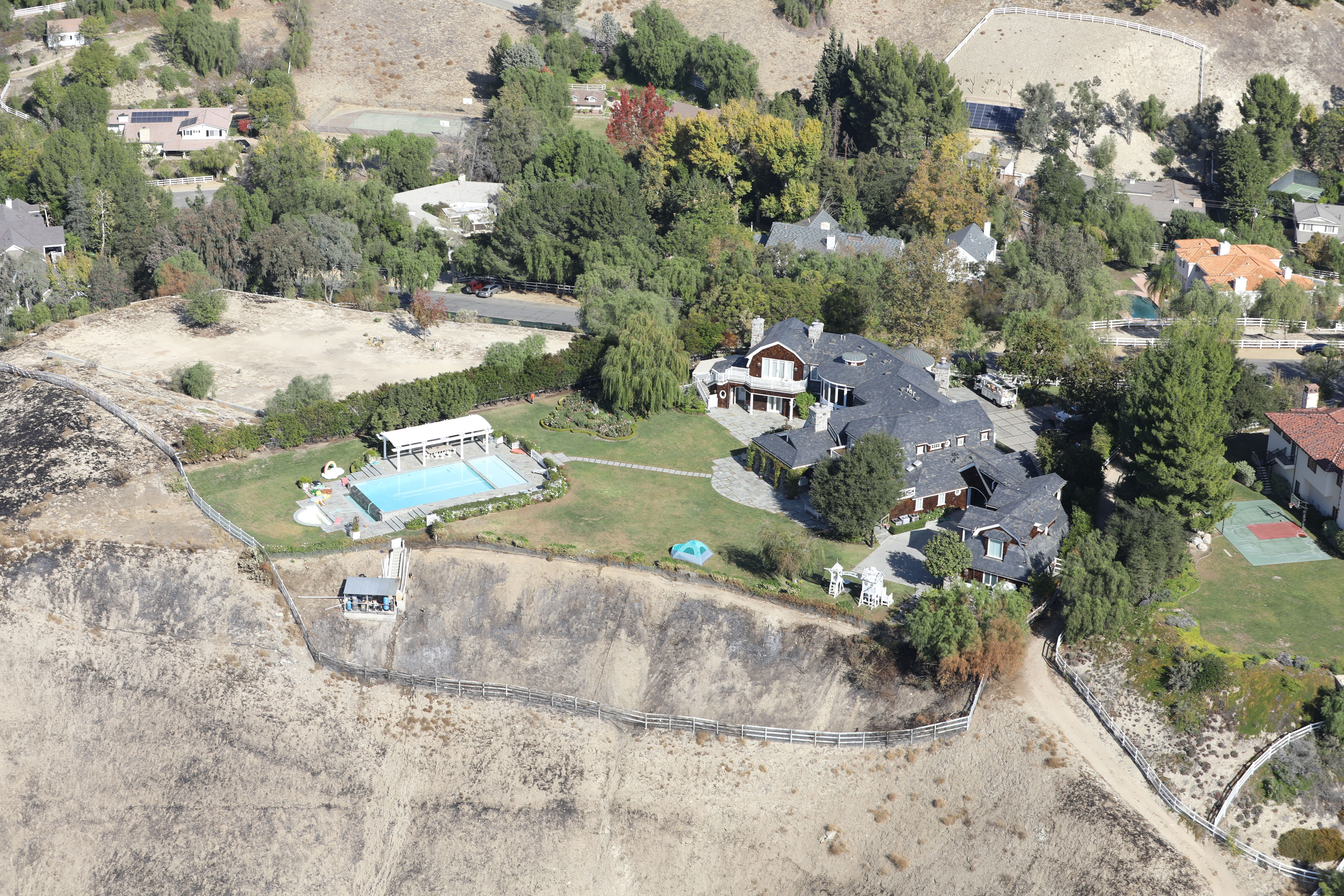 GALERIE FOTO - Cum arată vilele vedetelor care au plătit pompieri privați în timpul incendiilor din California