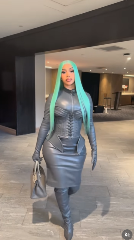 Moment stânjenitor pentru Cardi B. Rapperița americană a căzut pe scenă, iar reacția ei i-a lăsat pe toți mască. „A fost guvernul”
