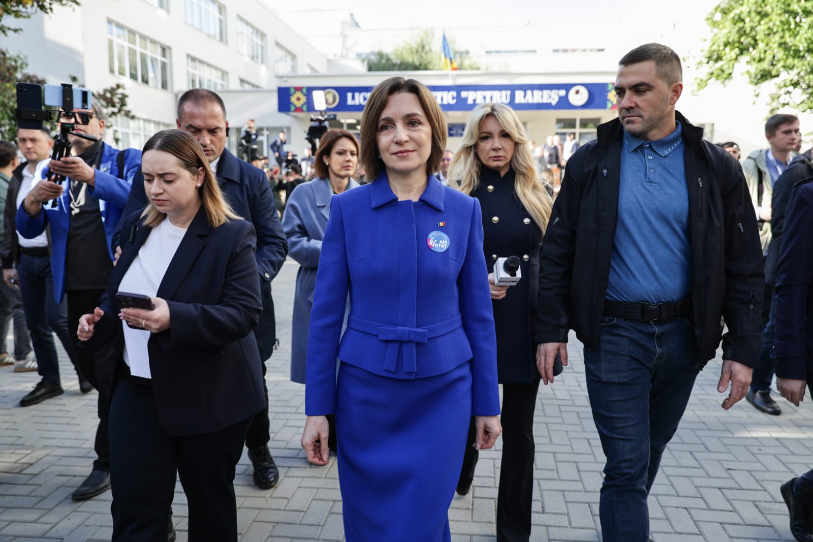 Ținuta purtată de Maia Sandu în ziua alegerilor parlamentare din Republica Moldova. Semnificația culorii alese de președintă