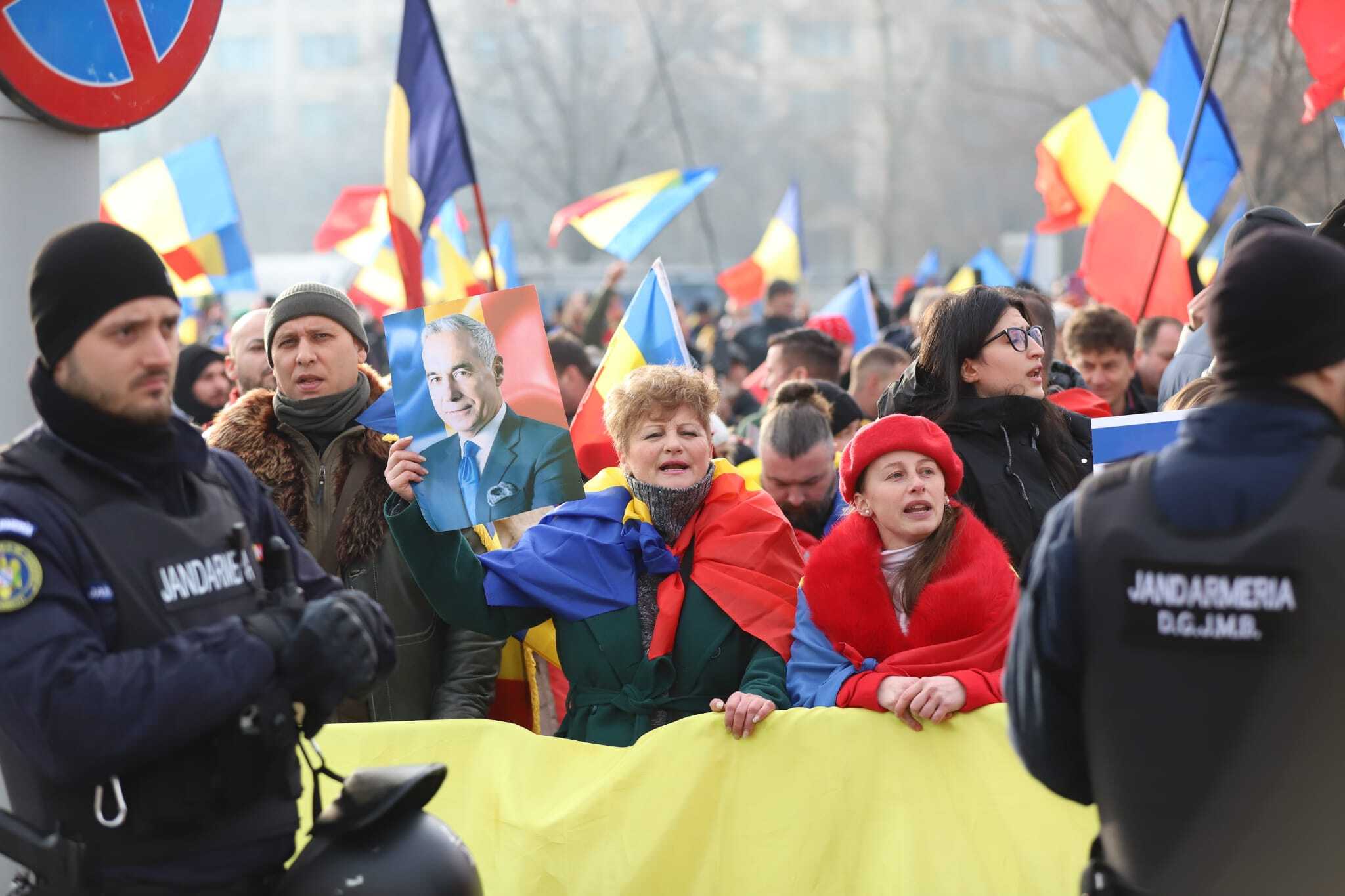 Călin Georgescu i-a chemat la București să protesteze în numele lui, iar el a plecat din țară. Primele imagini cu susținătorii ajunși în Capitală