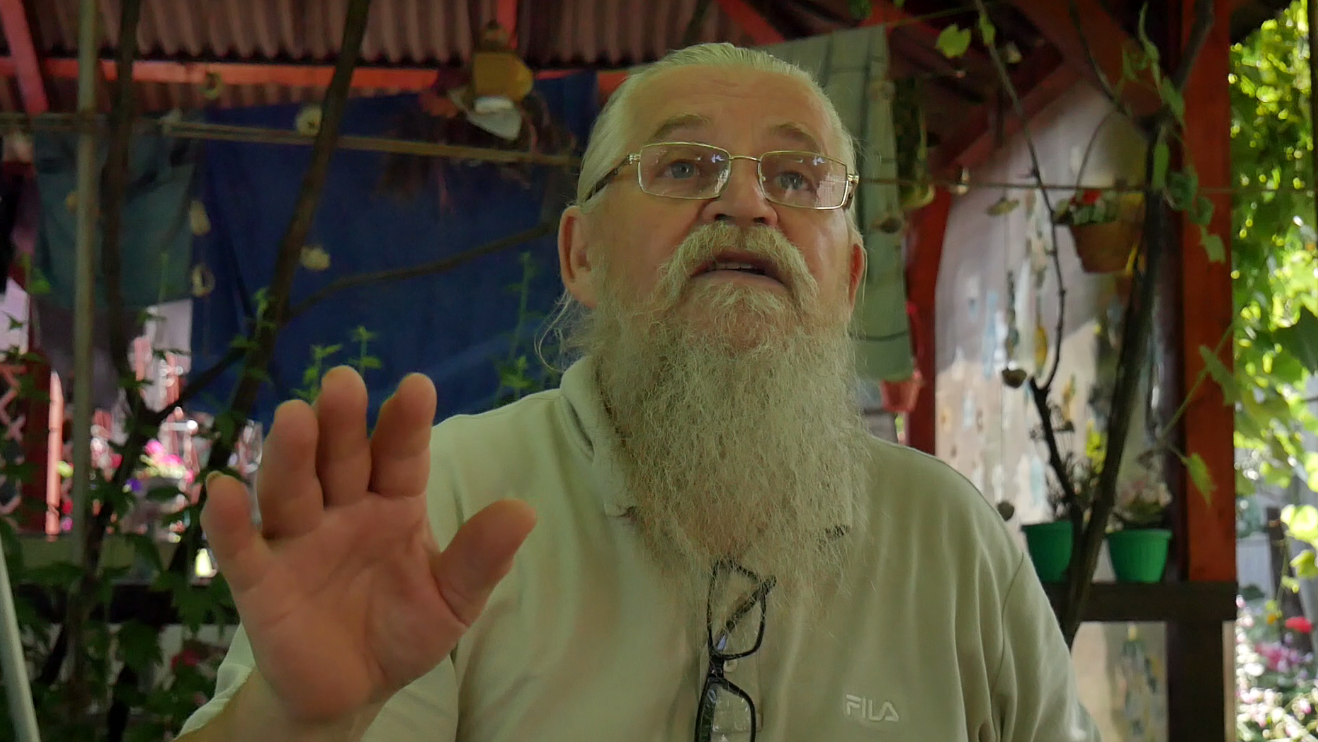 VIDEO/ Satul cu șase Dumnezei: „Dacă vreți să știți cum ne împăcăm, mergeți la cherhana în zori, când se-adună în barcă toate națiile”