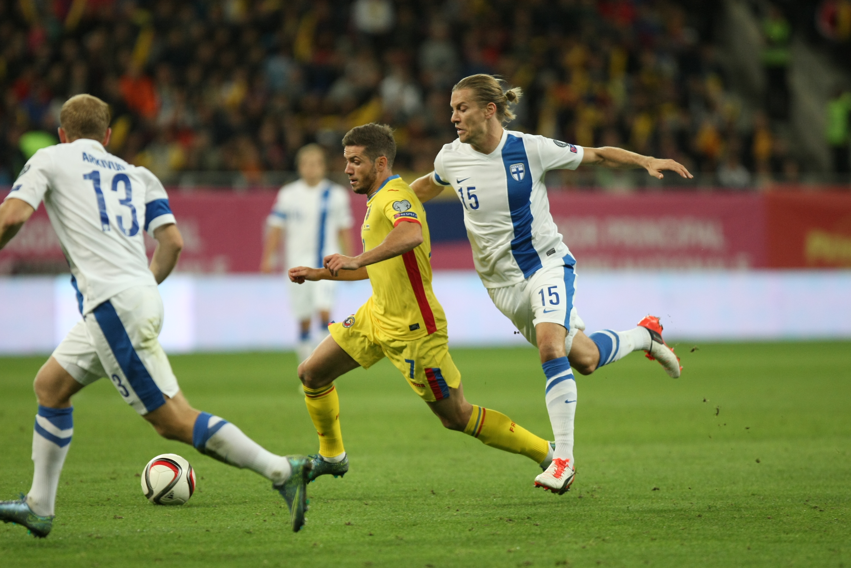 PRELIMINARIILE EURO 2016 / România - Finlanda 1-1! Dramă tricoloră pe ”Arena Națională”! Pohjanpalo ne-a dat lovitura, Hoban a egalat în prelungiri! Oaspeții n-au primit un penalty! Am fost calificați 52 de minute la turneul final din Franța! Dacă batem în Feroe, suntem la EURO! Tricolorii au asaltat poarta lui Hradecky, dar n-a intrat! Meciul a semănat cu jocul din 1985, cu Irlanda de Nord! / LIVEBLOG&FOTO