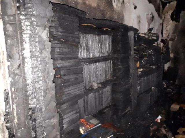 Imaginile groazei din apartamentul mistuit de foc în Piatra-Neamț. Detaliul ironic descoperit de o mătușă