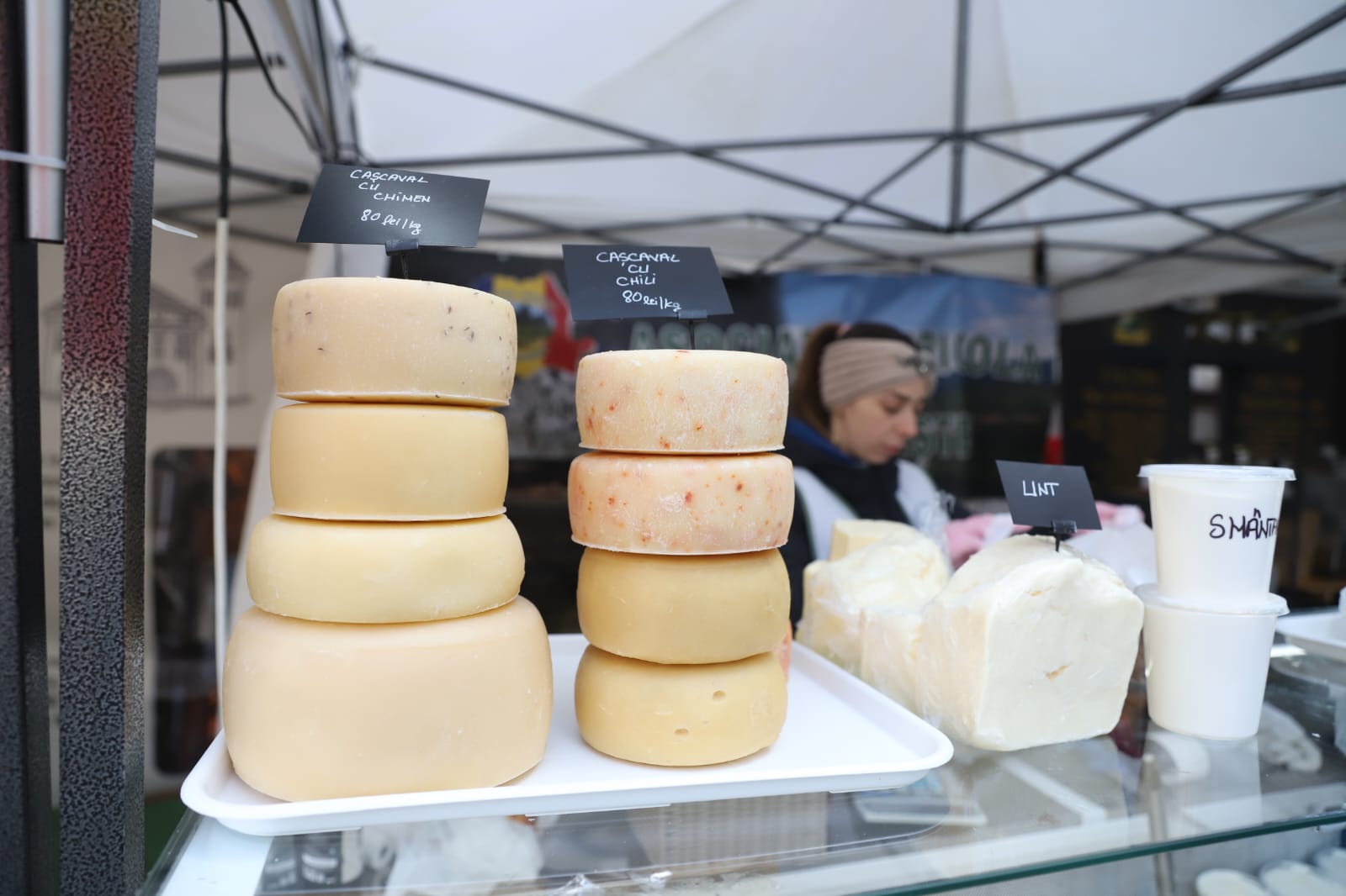 Târgul de Florii din București: se cumpără cașcaval de Pojorâta și cârnați de casă de la Covasna. Cât trebuie să scoateți din buzunar?