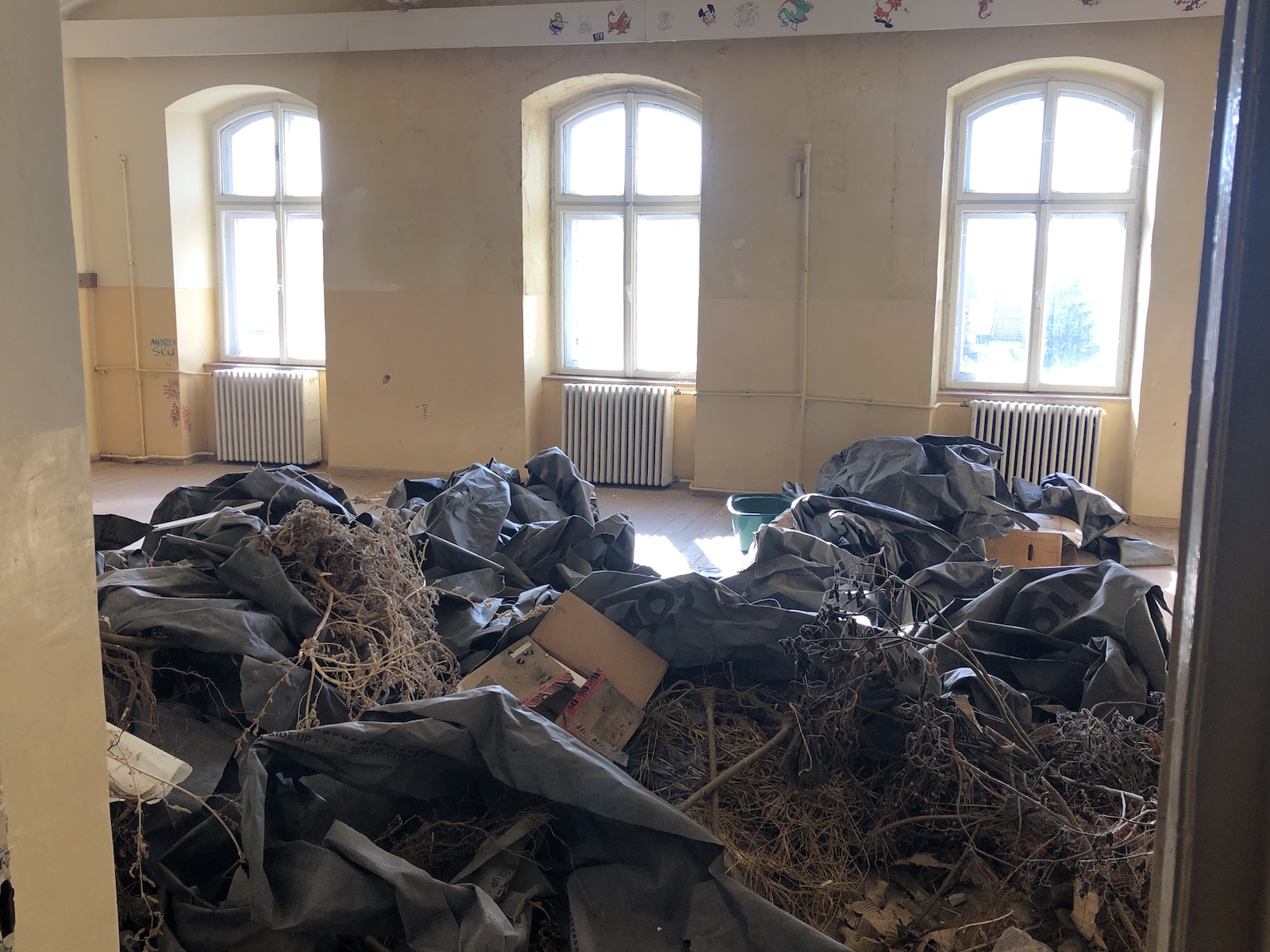 Peste 500 de elevi învață într-o școală fără acoperiș, în Timișoara. Clădirea distrusă de o furtună, în septembrie 2017, nu a fost reparată nici până acum!