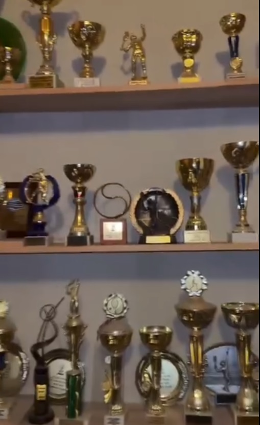 Imagini din casa părinților lui Victor Cornea, din Sibiu. Andreea Bălan a arătat toate medaliile, cupele și diplomele pe care logodnicul ei le are