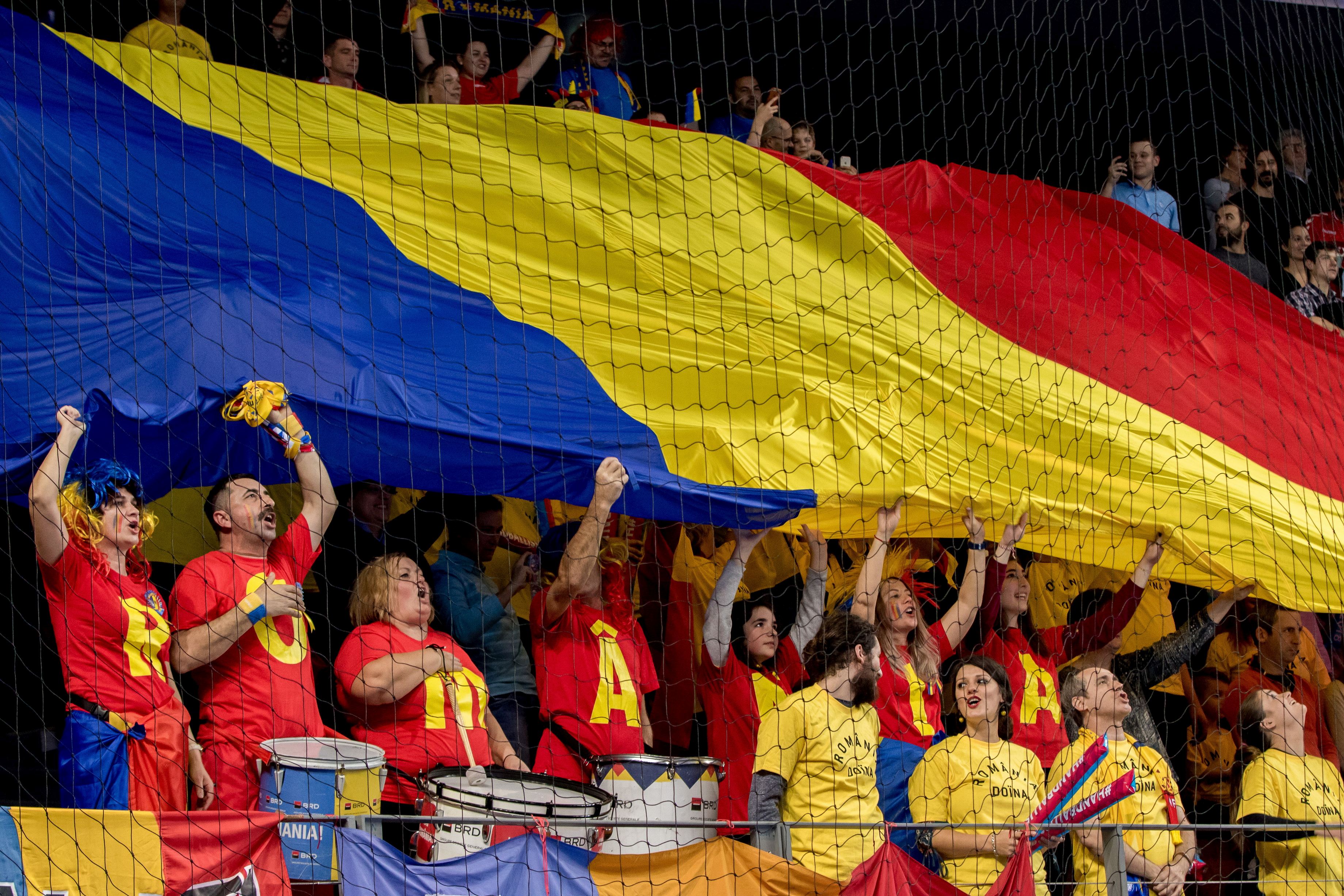 FOTO&VIDEO | Cine este toboșarul care dă tonul galeriei României la Euro 2018 de handbal feminin: "Vom da sută la sută în tribune!"
