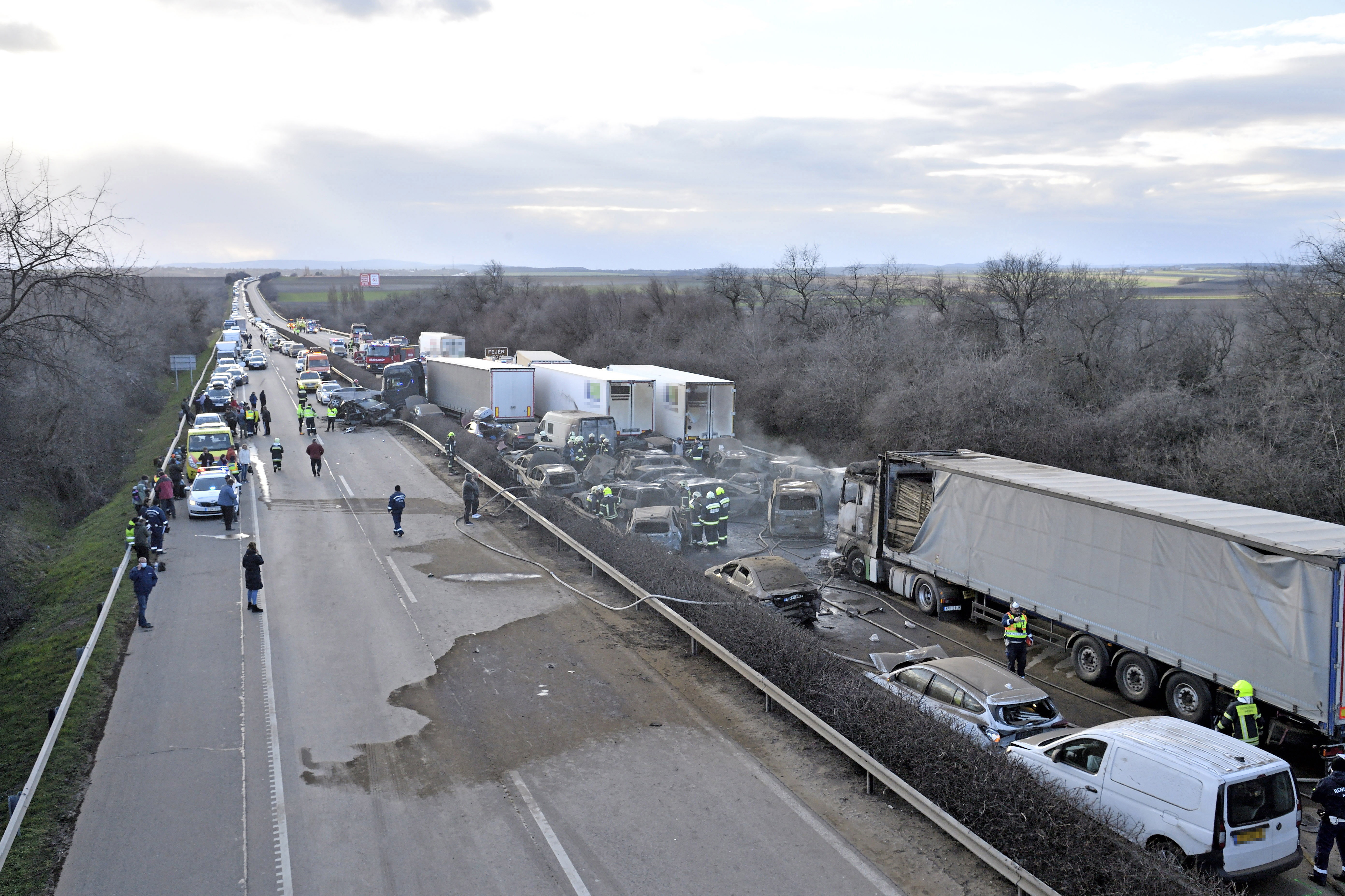 Imagini de la locul accidentului din Ungaria, unde 19 mașini și un camion au luat foc după impact. VIDEO